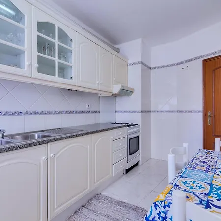 2bdr In Apartment *